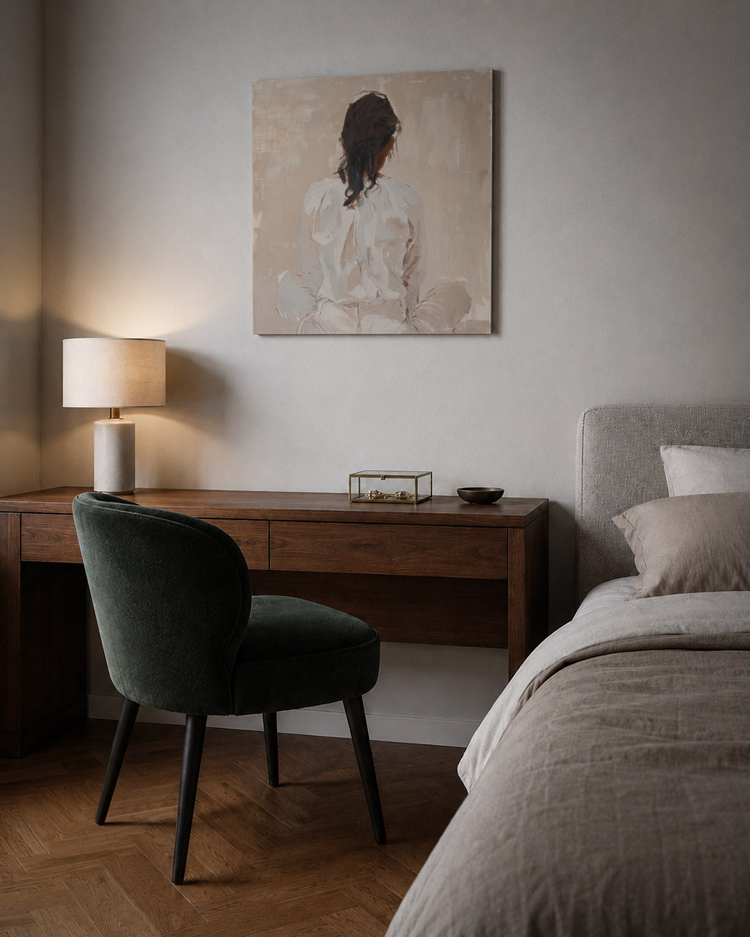Vrouw in reflectie kunstwerk – sfeerbeeld – dit werk toont een vrouw van achteren, zittend in een serene houding. De zachte