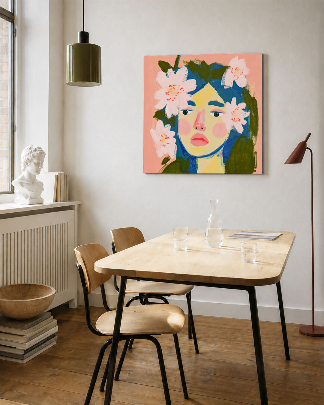 Dromerige bloemenportret kunstwerk – vierkante wanddecoratie – dit werk toont een gezicht met expressieve ogen, omringd door