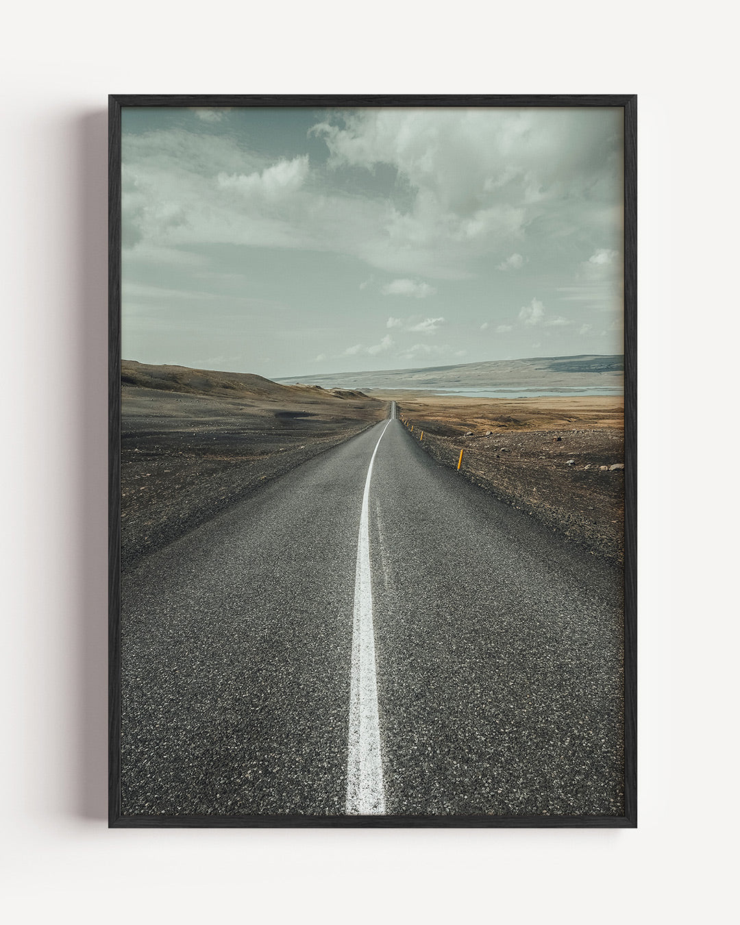 Eindeloze weg poster – portret wanddecoratie – een lange, rechte weg strekt zich uit naar de horizon onder een bewolkte