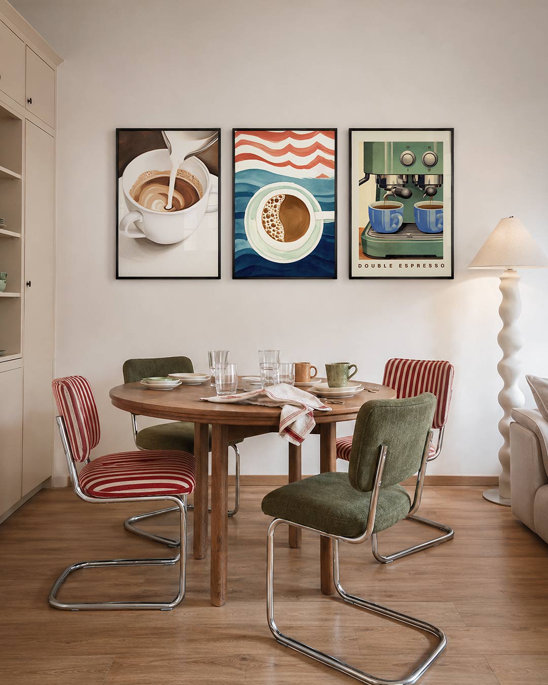 Koffie en melk – een kop koffie met melk die in een vloeiende beweging wordt ingeschonken