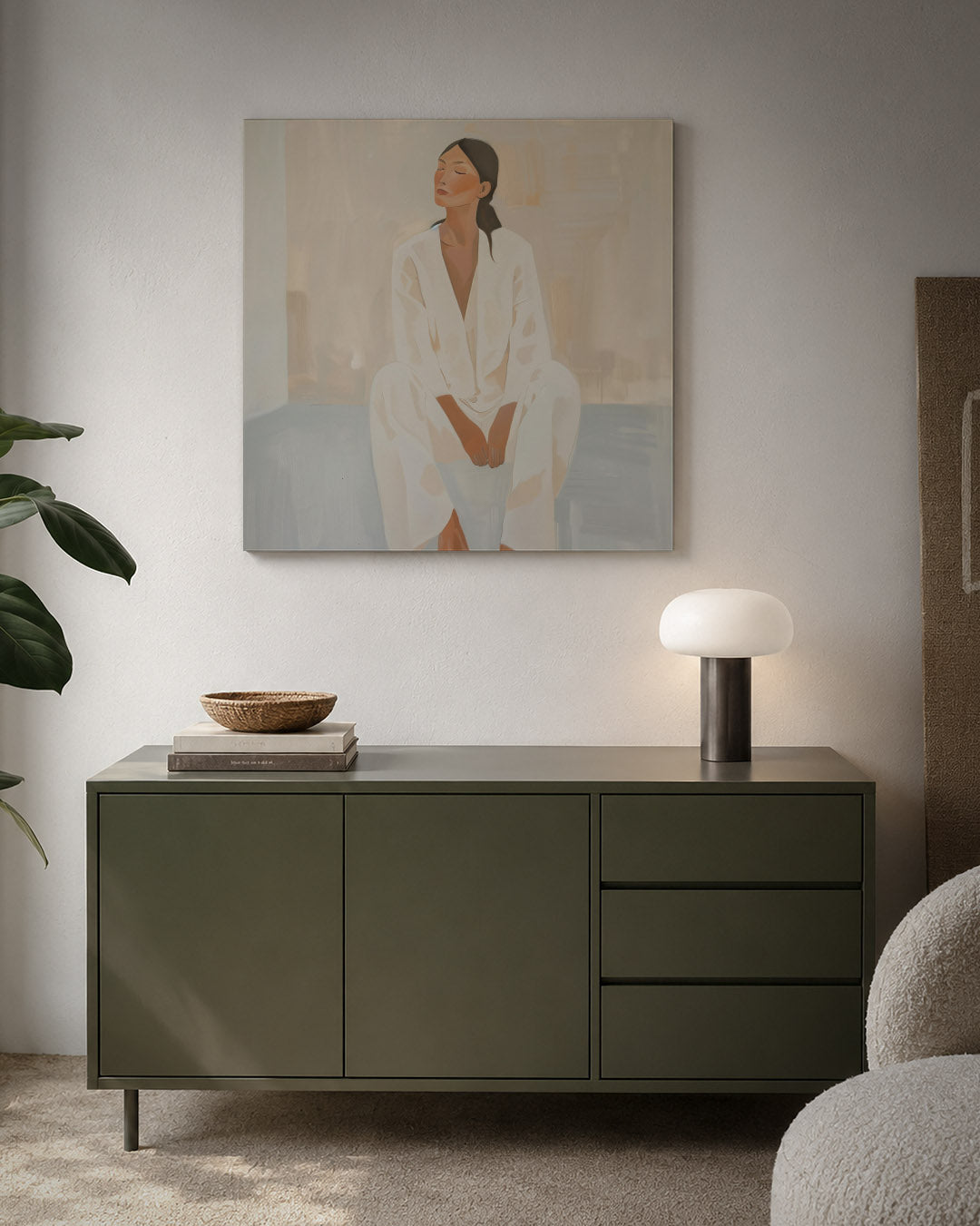 Zittende vrouw kunstwerk – detailweergave – dit kunstwerk toont een vrouw in een ontspannen pose. De zachte beige en witte