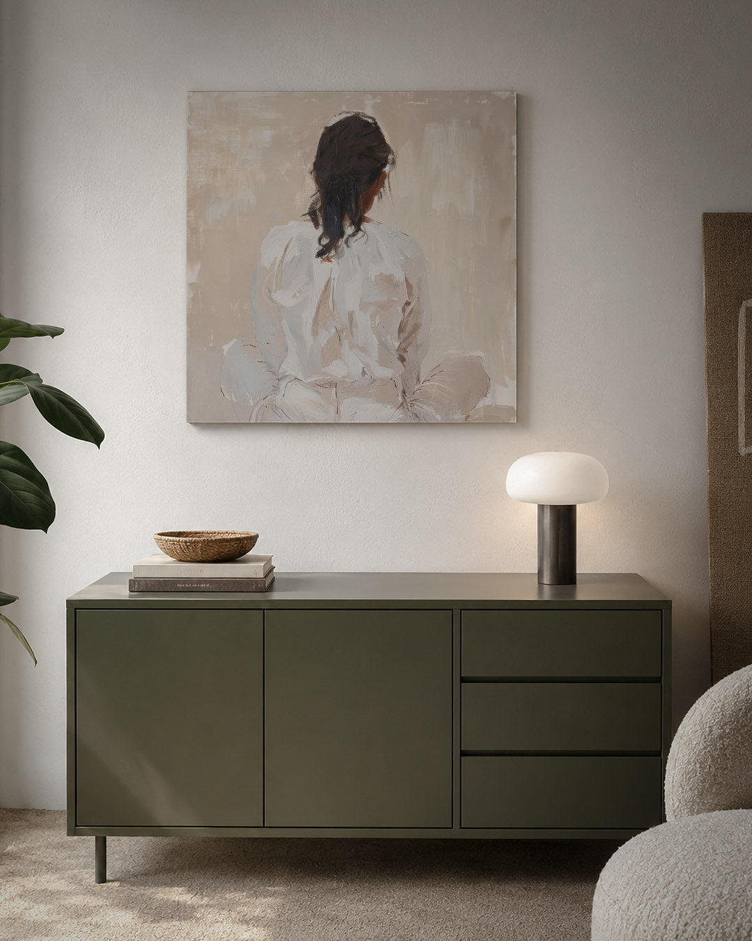 Vrouw in reflectie kunstwerk – detailweergave – dit werk toont een vrouw van achteren, zittend in een serene houding. De
