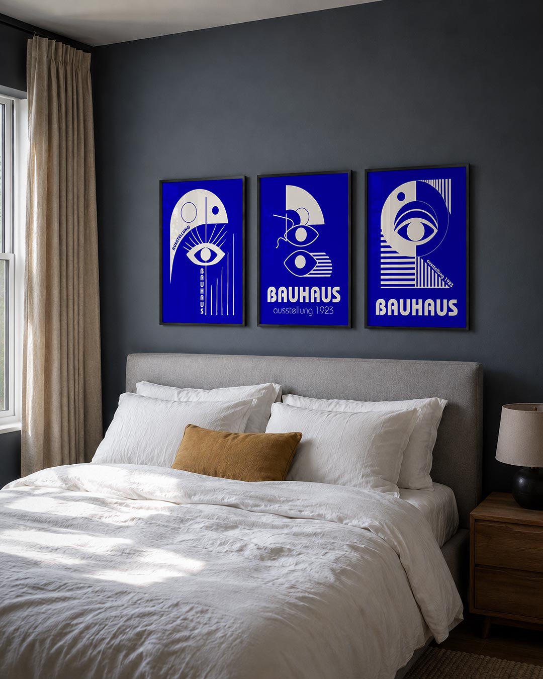 Oog en lijnen posterset – derde productweergave – een speelse compositie van witte vormen op een diepblauwe achtergrond. Een