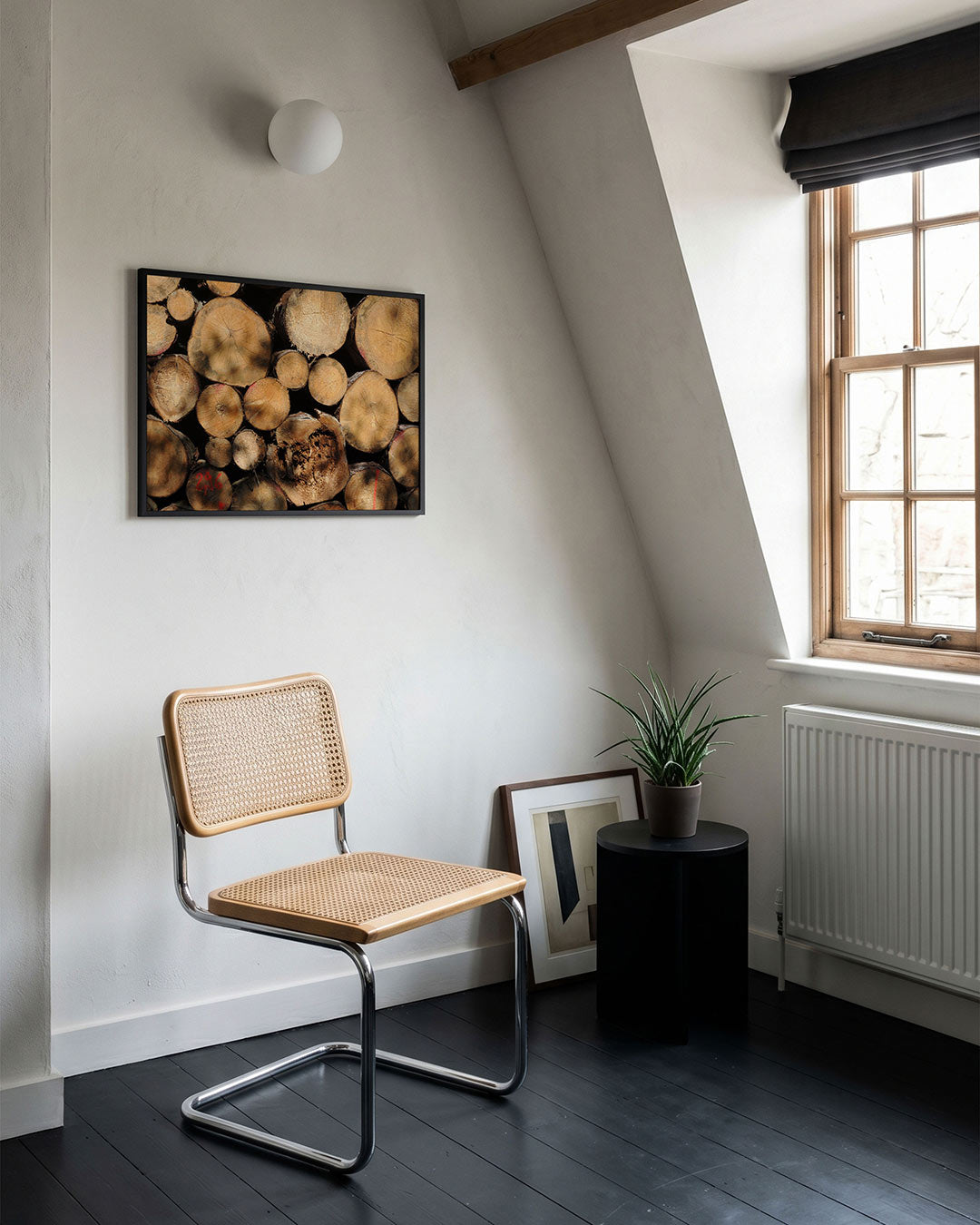 Houtstapel textuur poster – tweede productweergave – deze poster toont een stapel boomstammen met zichtbare jaarringen en