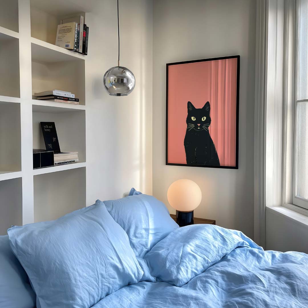 Schattige Kat op Roze Achtergrond – staande dieren wanddecoratie van WallArtistic