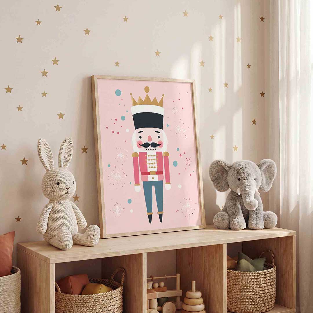 Notenkraker op roze – staande kinderkamer wanddecoratie van WallArtistic