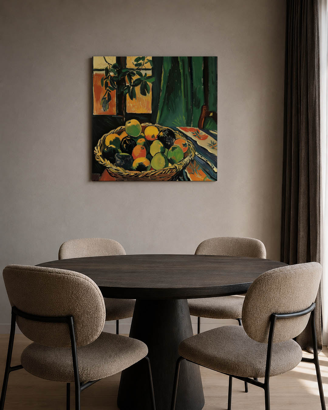 Fruitmand met groene gordijn kunstwerk – tweede productweergave – dit werk toont een mand vol kleurrijk fruit op een tafel