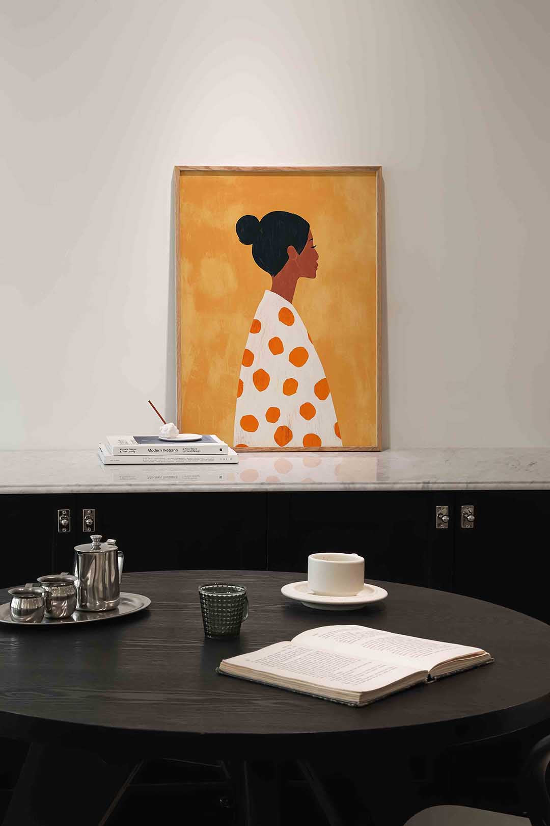 Vrouw met oranje stippen – moderne poster in staand formaat