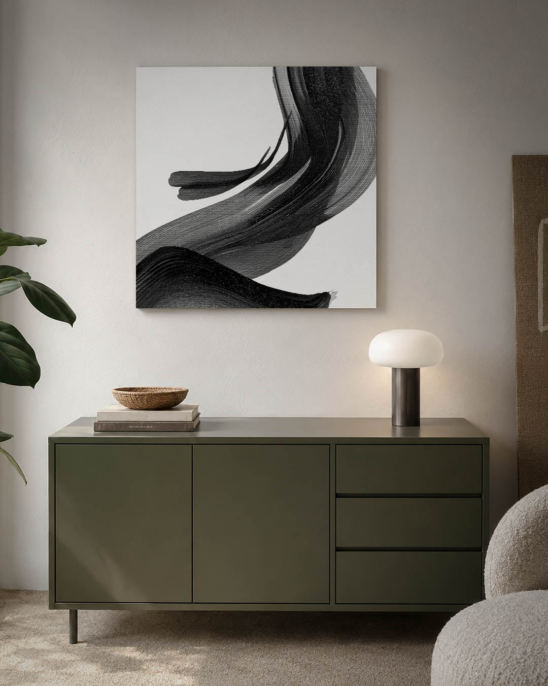 Dynamische borstelvegen kunstwerk – detailweergave – dit kunstwerk toont vloeiende zwarte en grijze borstelvegen op een witte