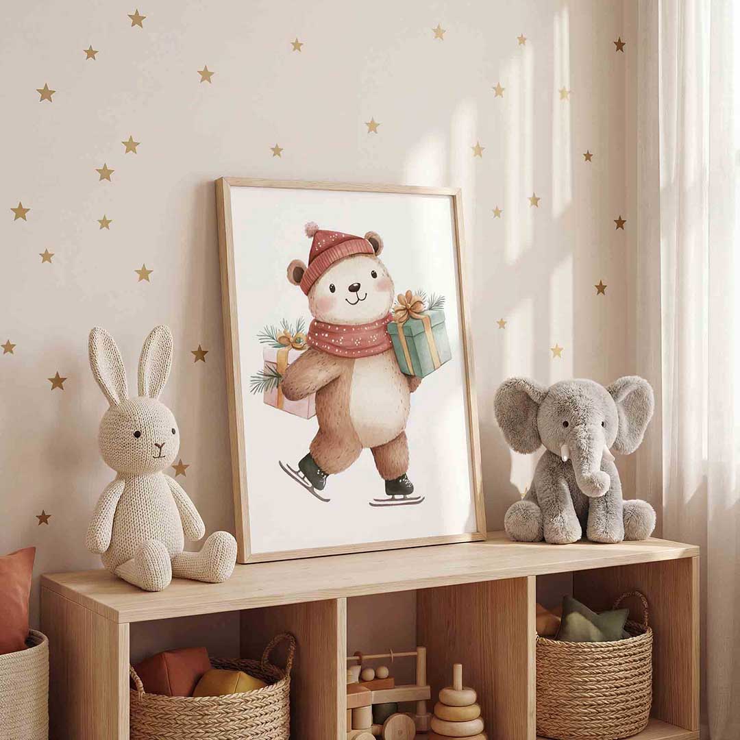Schaatsende beer met cadeaus – staande kinderkamer wanddecoratie van WallArtistic
