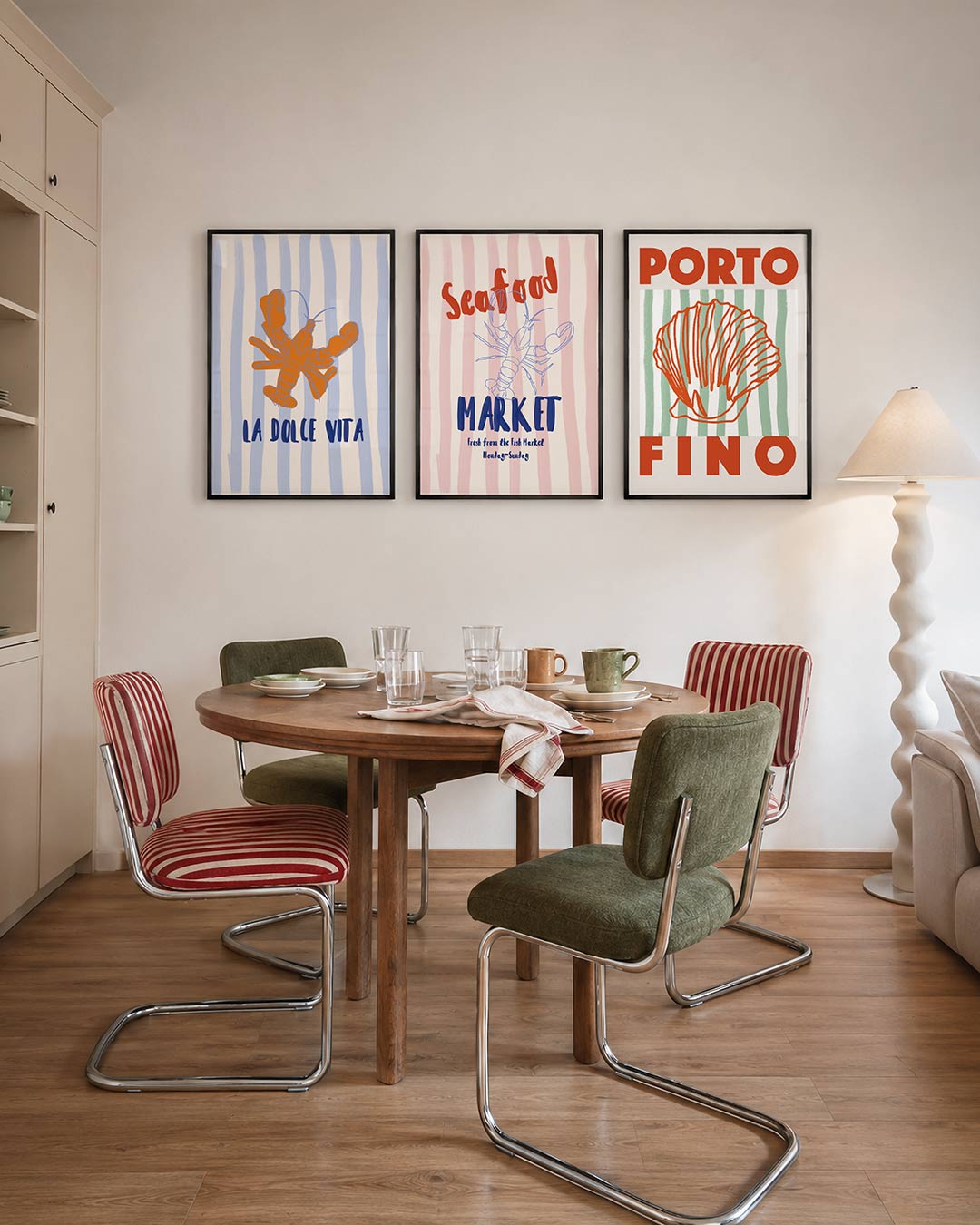 Lobster en strepen driedelige posterset – een oranje kreeft zweeft op een achtergrond van zachte