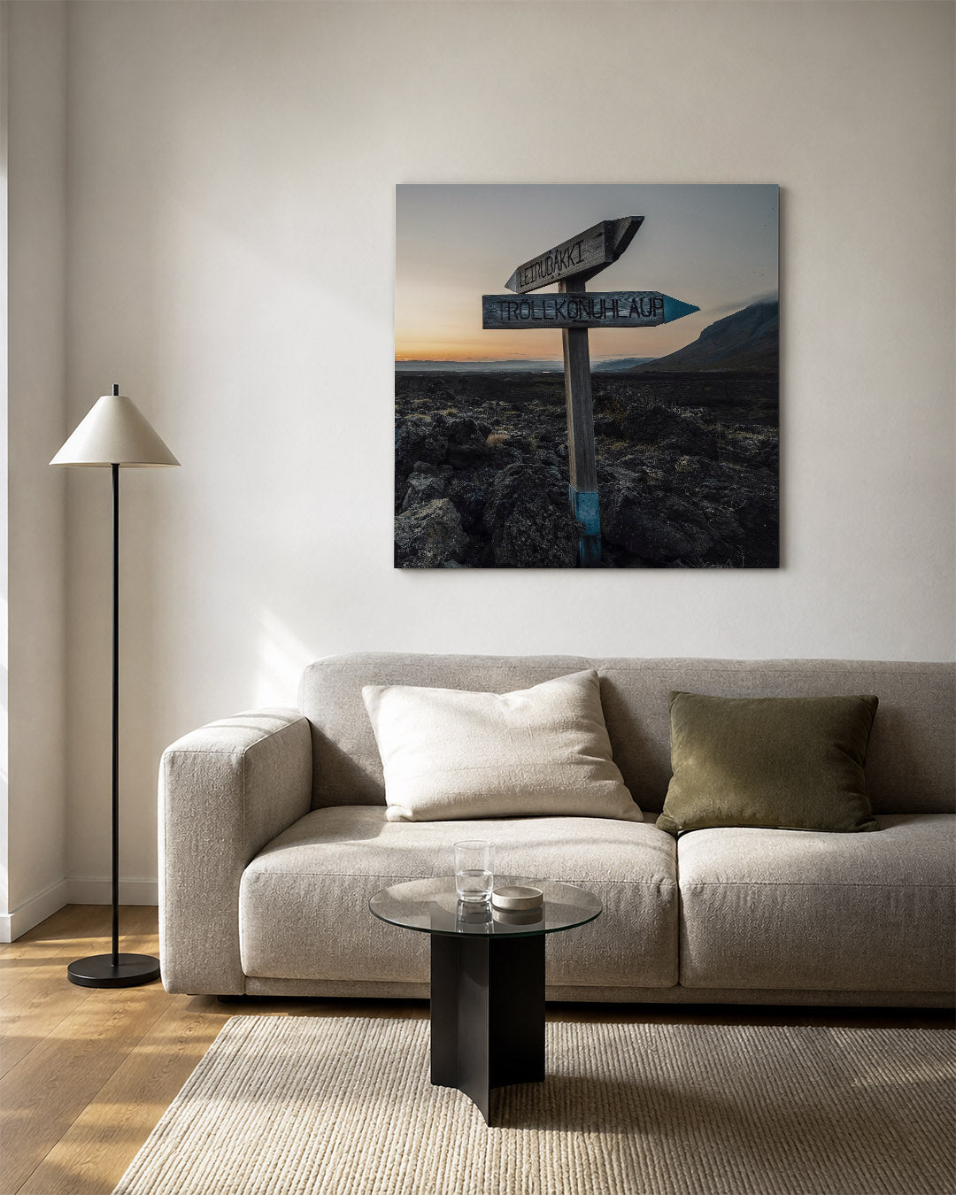 Wegwijzer in landschap kunstwerk – vierkante wanddecoratie – een houten wegwijzer staat centraal in een ruig landschap met