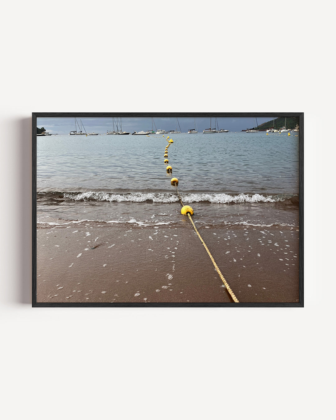 Zee en boeien poster – liggende wanddecoratie – een strand met een lijn van gele boeien die naar de horizon leidt. De lucht