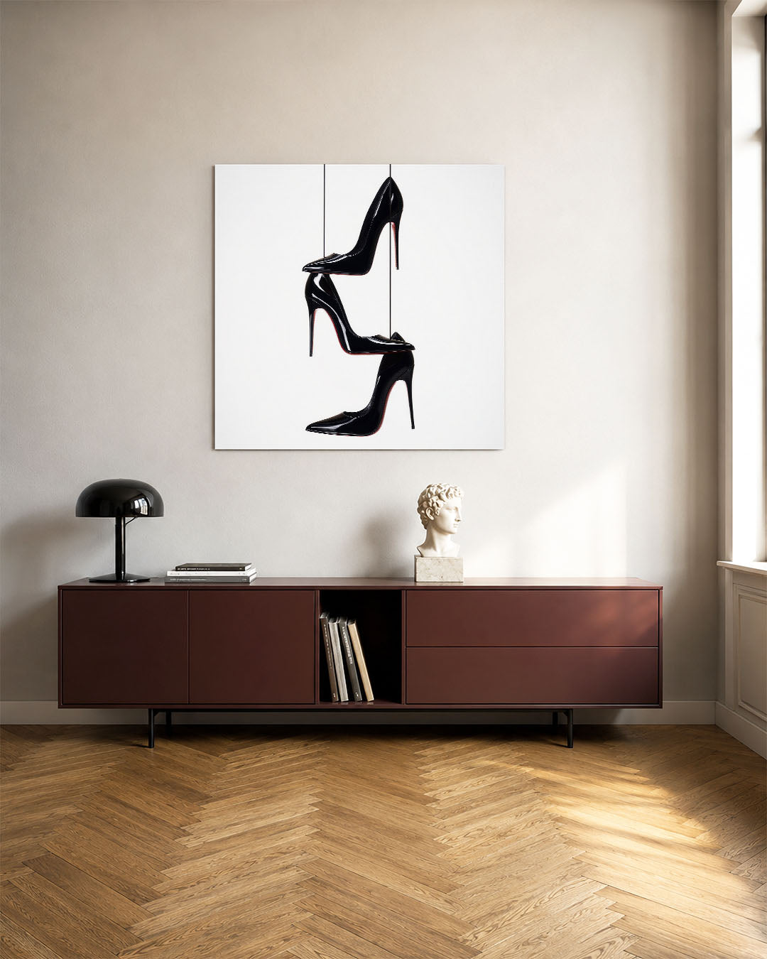 Gestapelde schoenen kunstwerk – tweede productweergave – dit werk toont drie zwarte hoge hakken die verticaal gestapeld zijn