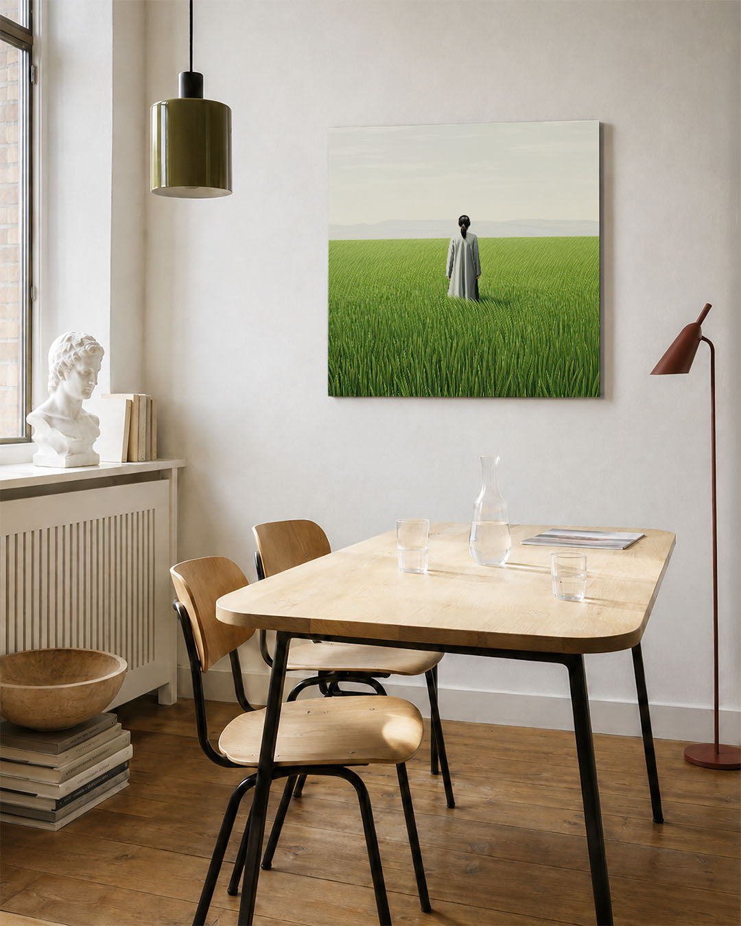 Vrouw in weide kunstwerk – vierkante wanddecoratie – een vrouw in een lange jas staat in een uitgestrekte groene weide onder