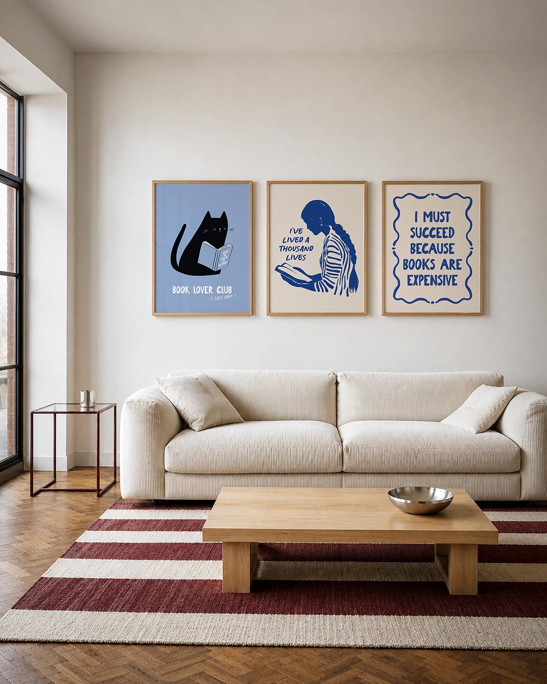 Katten en boeken driedelige posterset – een zwarte kat leest een boek op een zachte blauwe