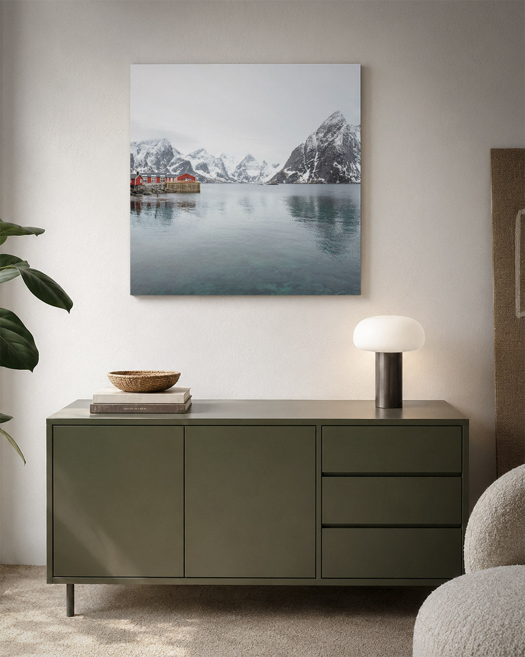 Berglandschap met rode huisjes kunstwerk – detailweergave – deze kunstwerk toont een serene waterpartij met reflecties van