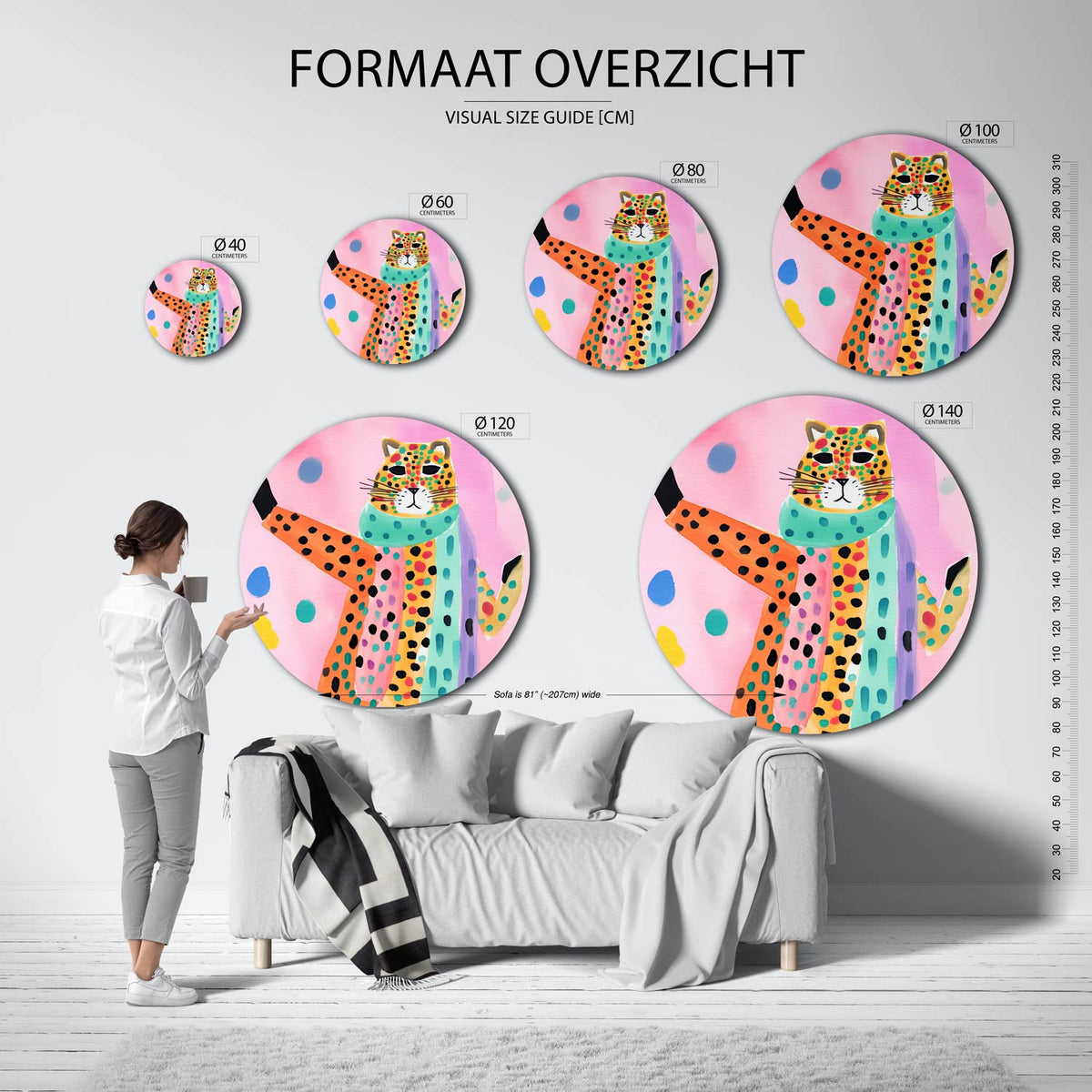 Gekleurde luipaard Muurcirkel – extra productweergave – Een luipaard met een kleurrijke sjaal tegen een roze achtergrond met
