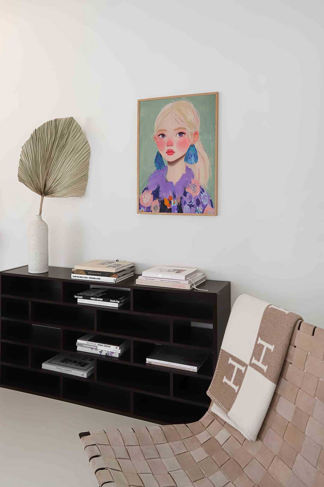 Portret met blauwe oorbellen – staande moderne wanddecoratie van WallArtistic