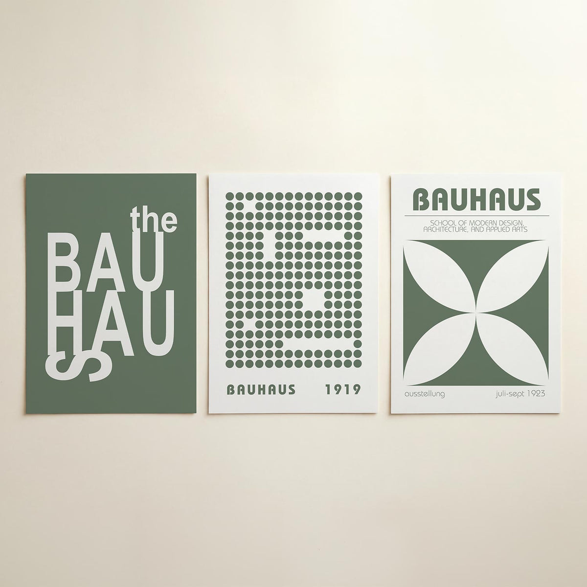 Typografisch spel driedelige posterset in interieur