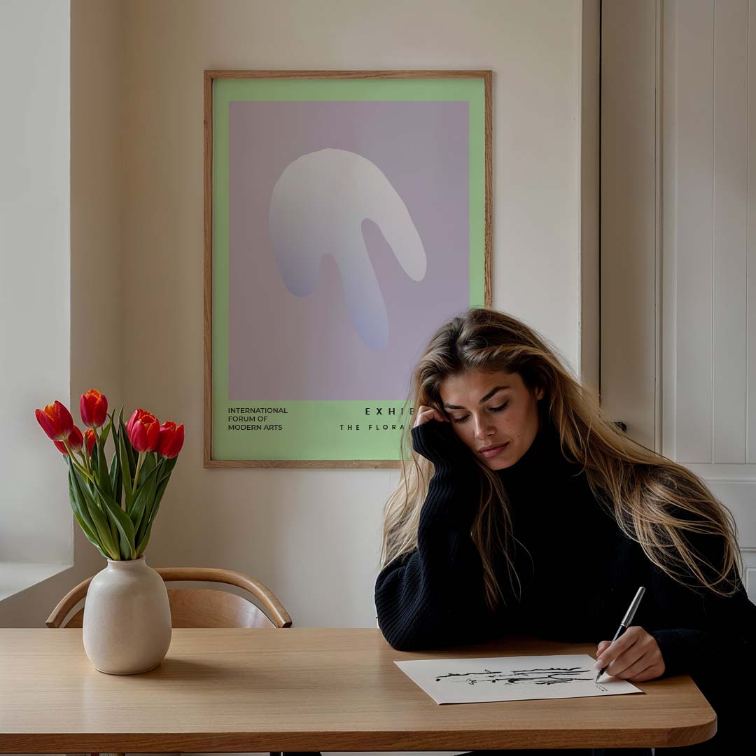Moderne Kunsttentoonstelling – staande muurposter met kleurrijke abstracte vormen