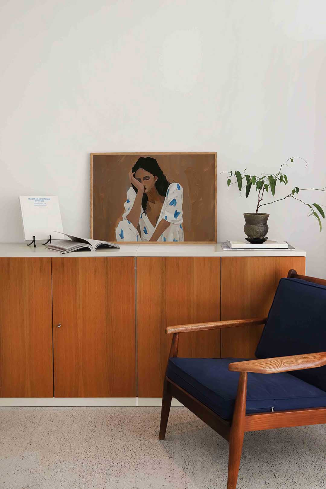Vrouw met blauwe accenten – moderne landscape wanddecoratie van WallArtistic