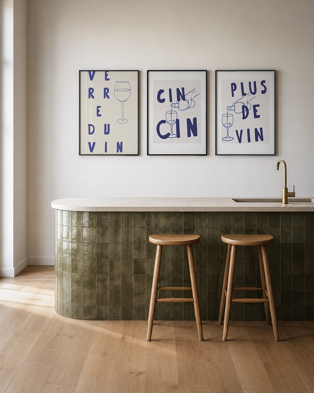 Lijnen en letters – een speelse compositie met blauwe letters en een wijnglaslijntekening op een – weergave 2