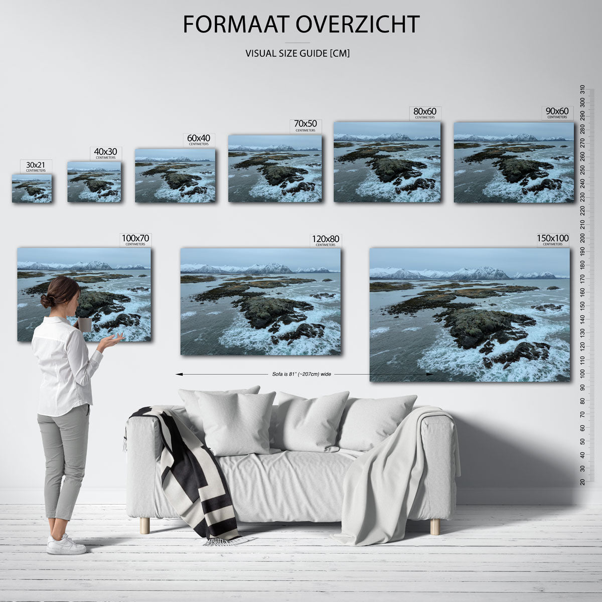 Kustlandschap met bergen poster – sfeerbeeld – een serene kustlijn met ruige rotsen en kalme golven, omlijst door besneeuwde