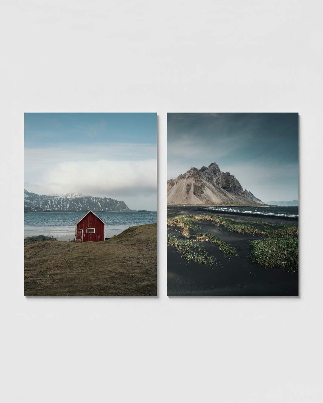 Rustieke huisje posterset – sfeerbeeld – een rood huisje staat centraal met een achtergrond van bergen en zee. De lucht is