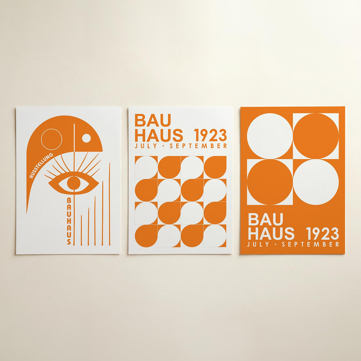 Oog en lijnen posterset – detailweergave – een oranje oog met strakke lijnen en cirkels. De compositie speelt met symmetrie