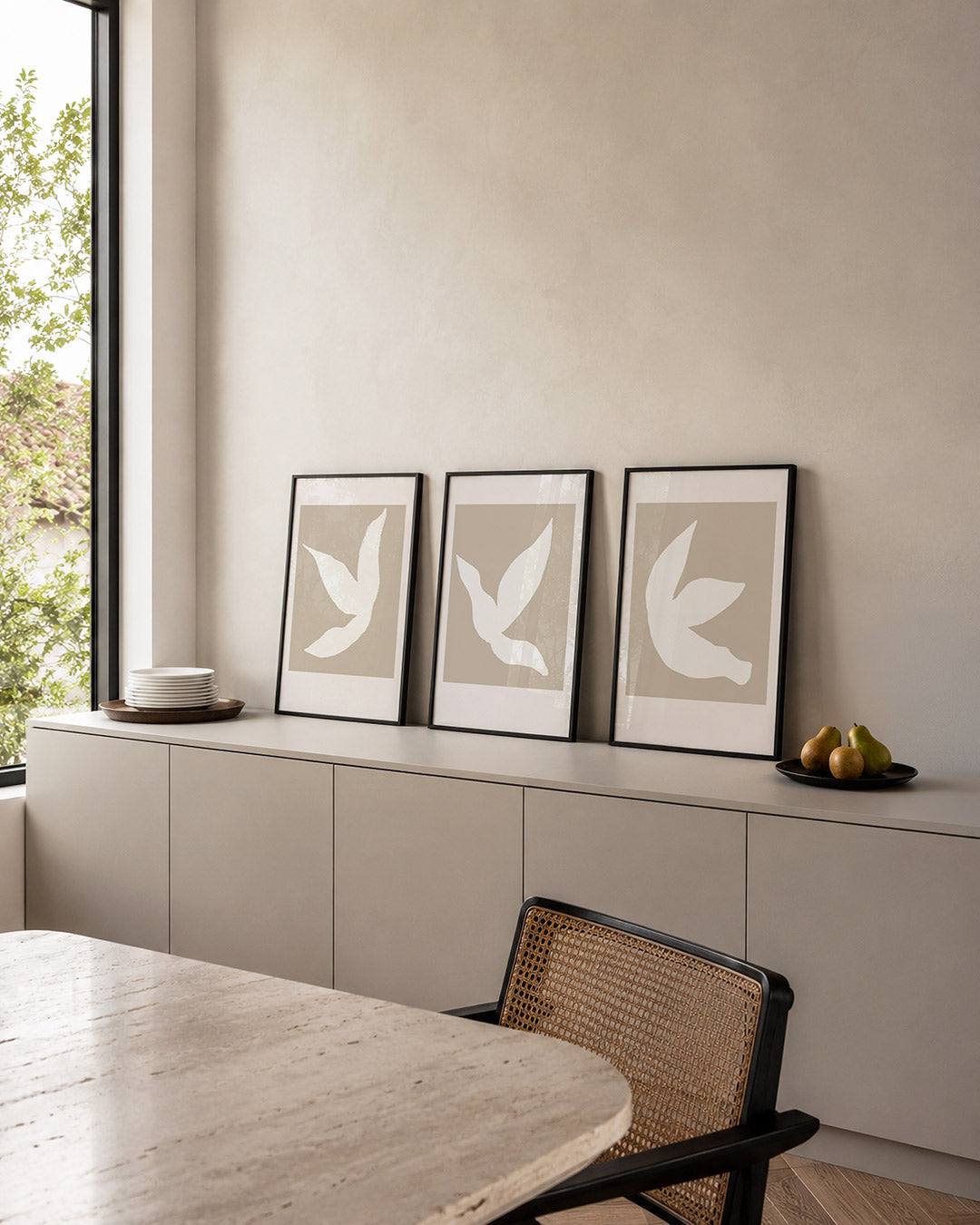 Vorm en kleur – een zachte beige achtergrond met een vloeiende witte vorm die lijkt op een – weergave 4
