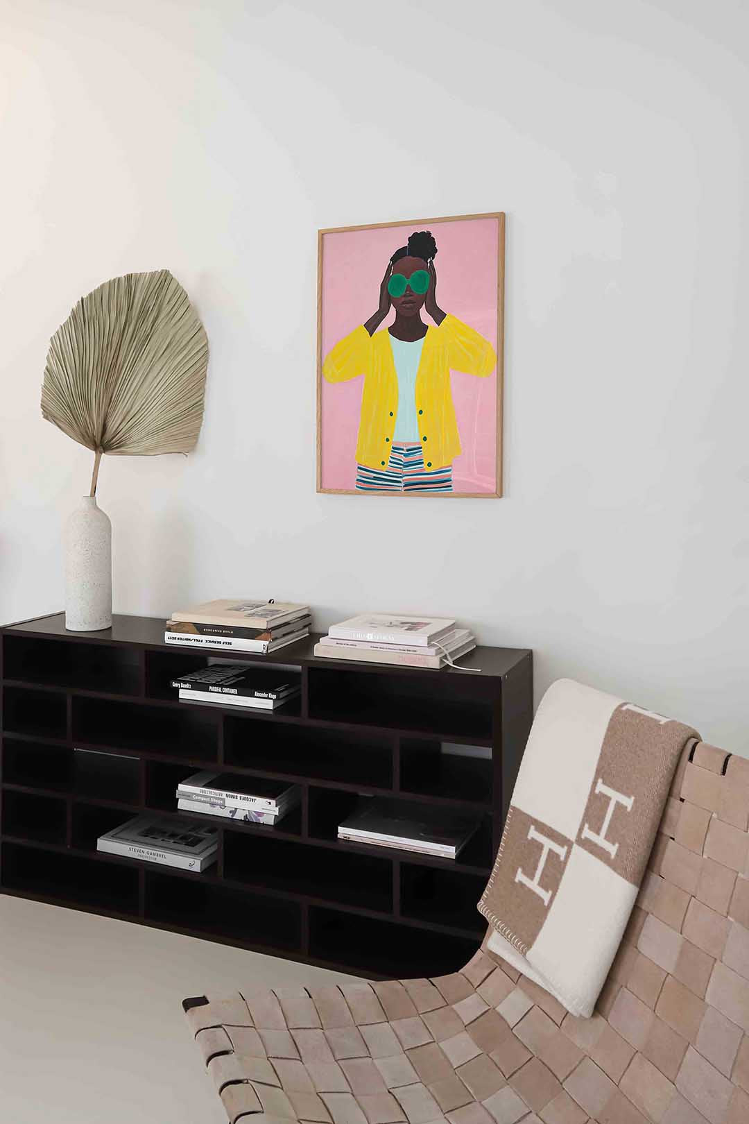 Vrouw met groene bril – staande moderne wanddecoratie van WallArtistic