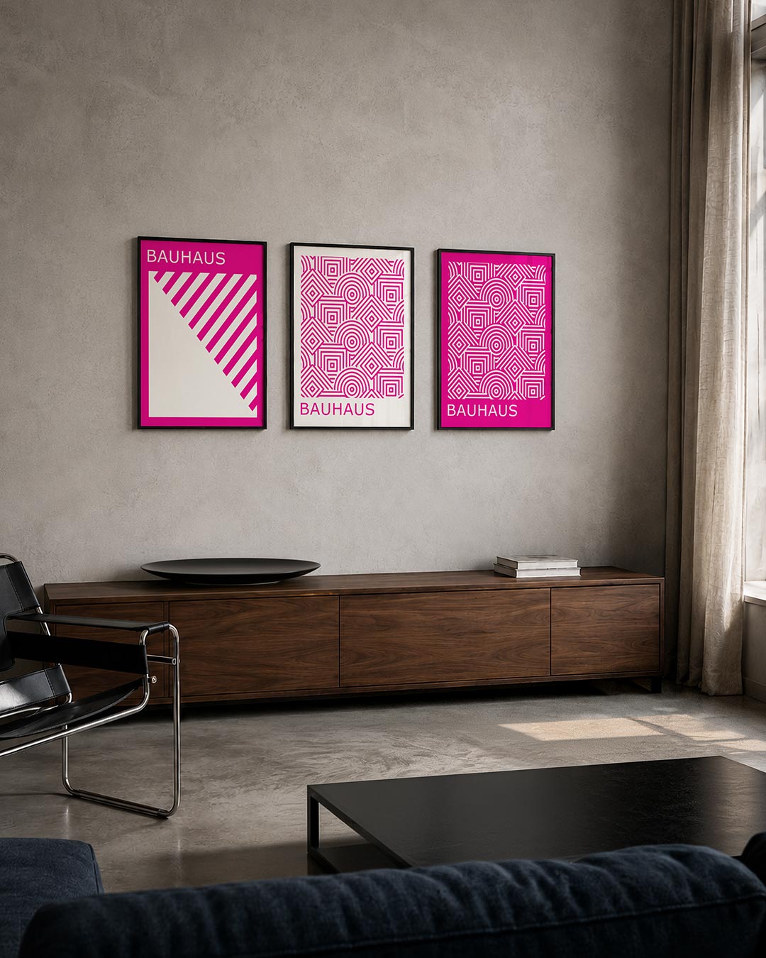 Lijnen en vlakken driedelige posterset – deze posterset in drie delen toont een speelse diagonale lijnenspel in felroze en