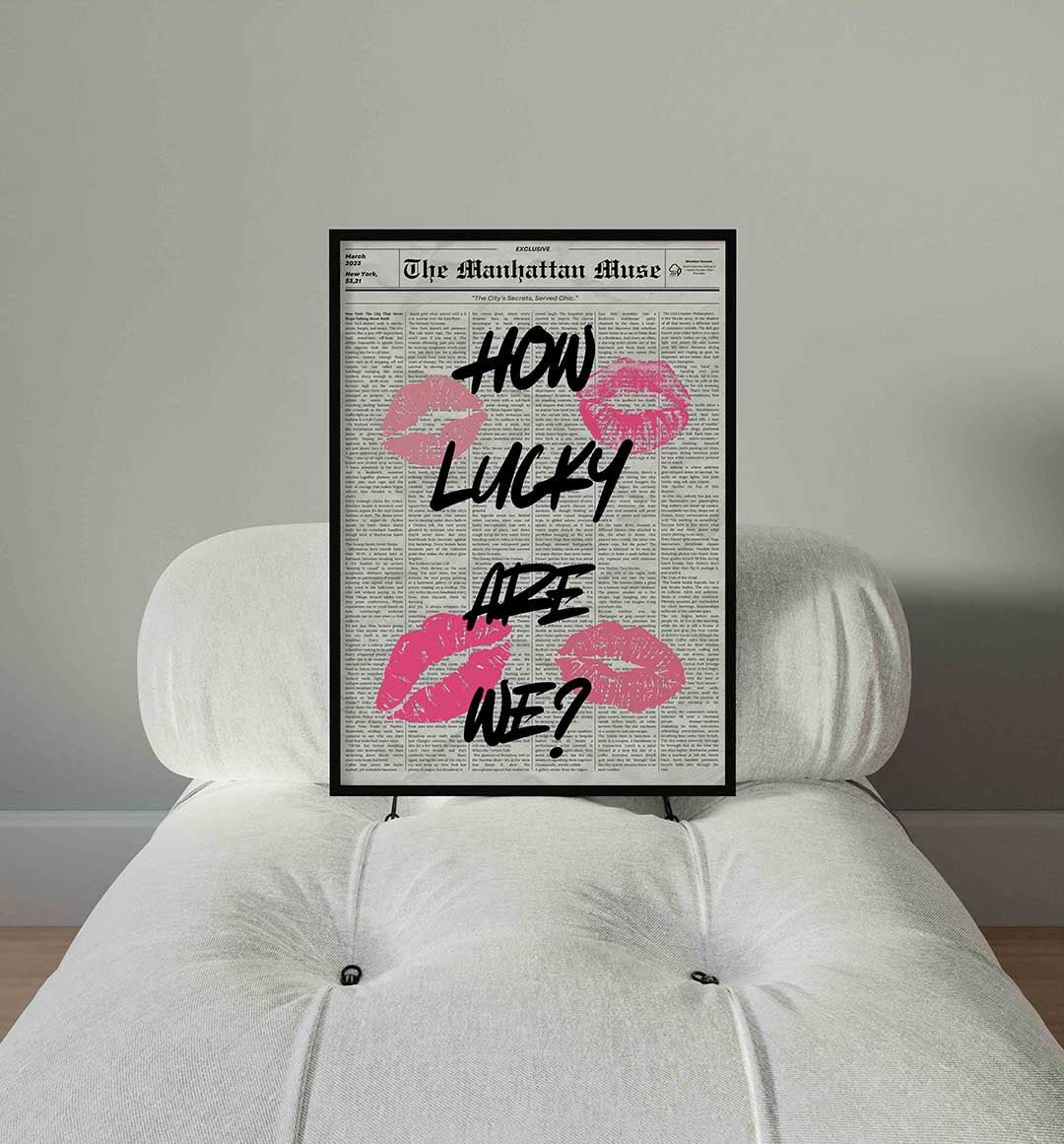 Krantenpagina met tekst en lipafdrukken – staande Pop Art wanddecoratie van WallArtistic