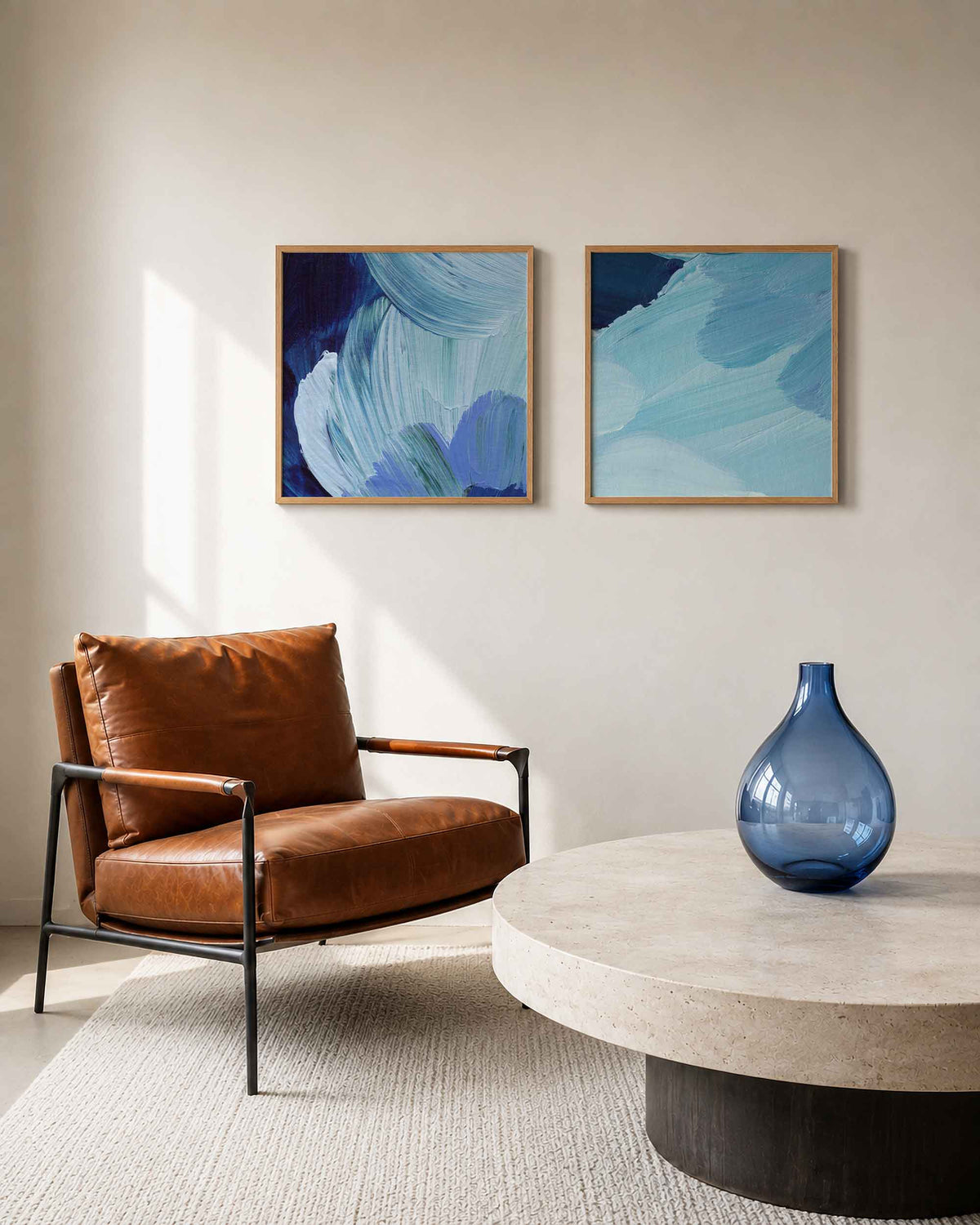 Interieurpresentatie van een tweedelige vierkante posterset met blauwe verfstreken