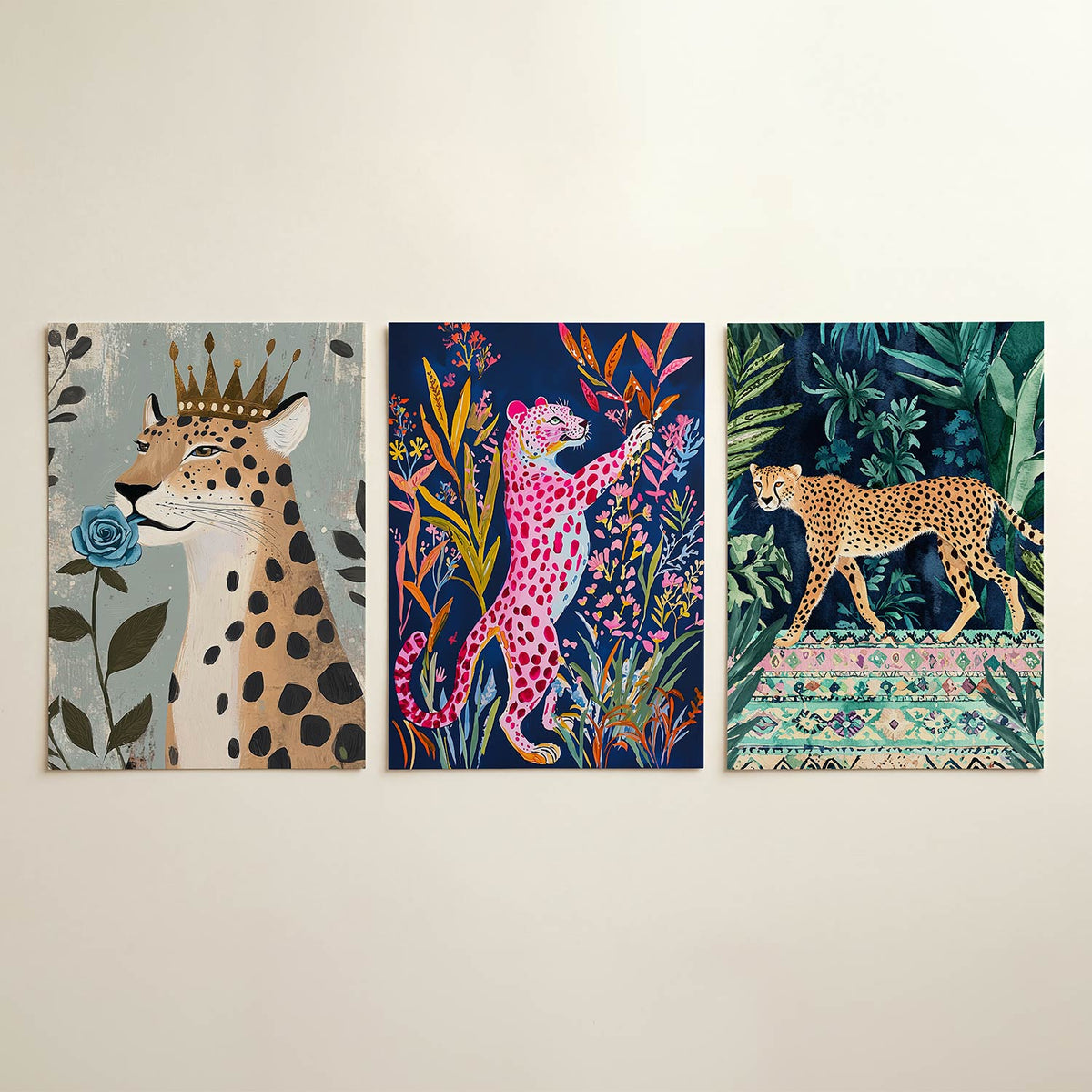 Kroon en bloem posterset – detailweergave – een sierlijke luipaard met een gouden kroon houdt een