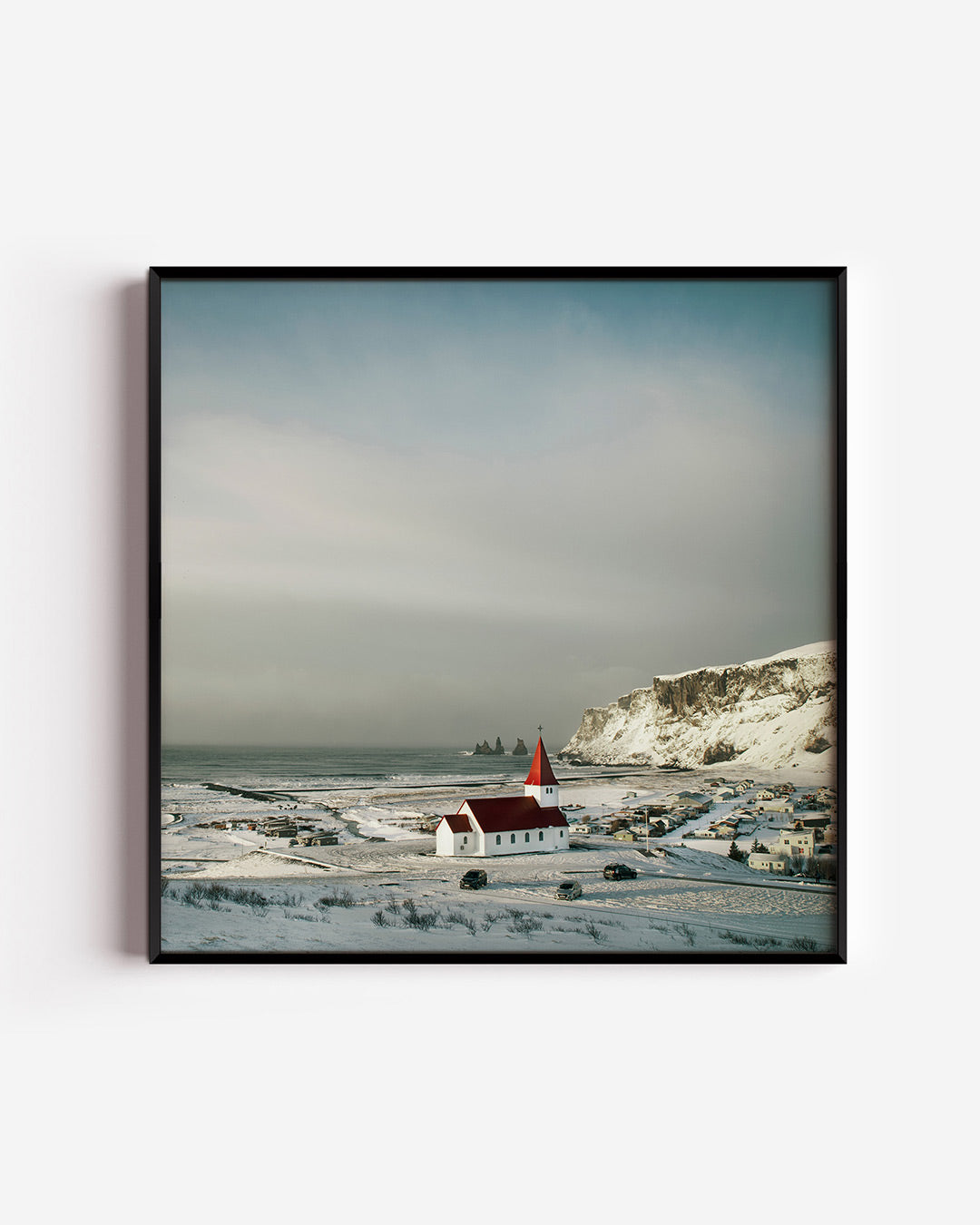 Winterse kerklandschap poster – vierkante wanddecoratie – een serene winterse scène met een gebouw met rode daken, omgeven