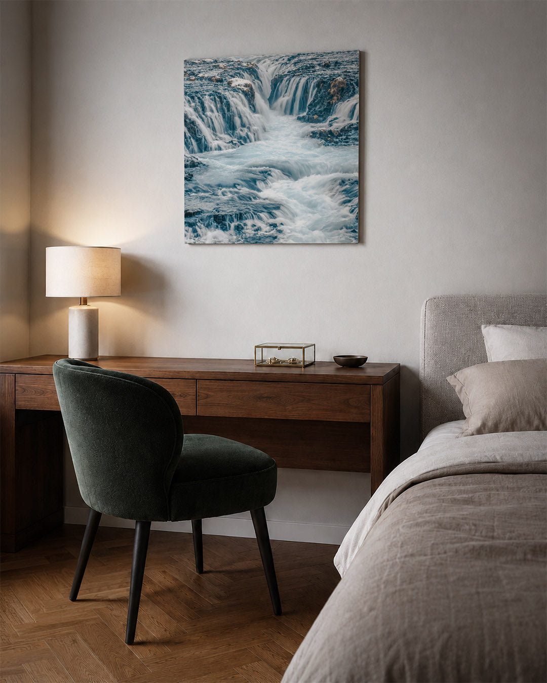 Dynamische waterval kunstwerk – sfeerbeeld – deze kunstwerk toont een krachtige waterval met stromend water dat over donkere