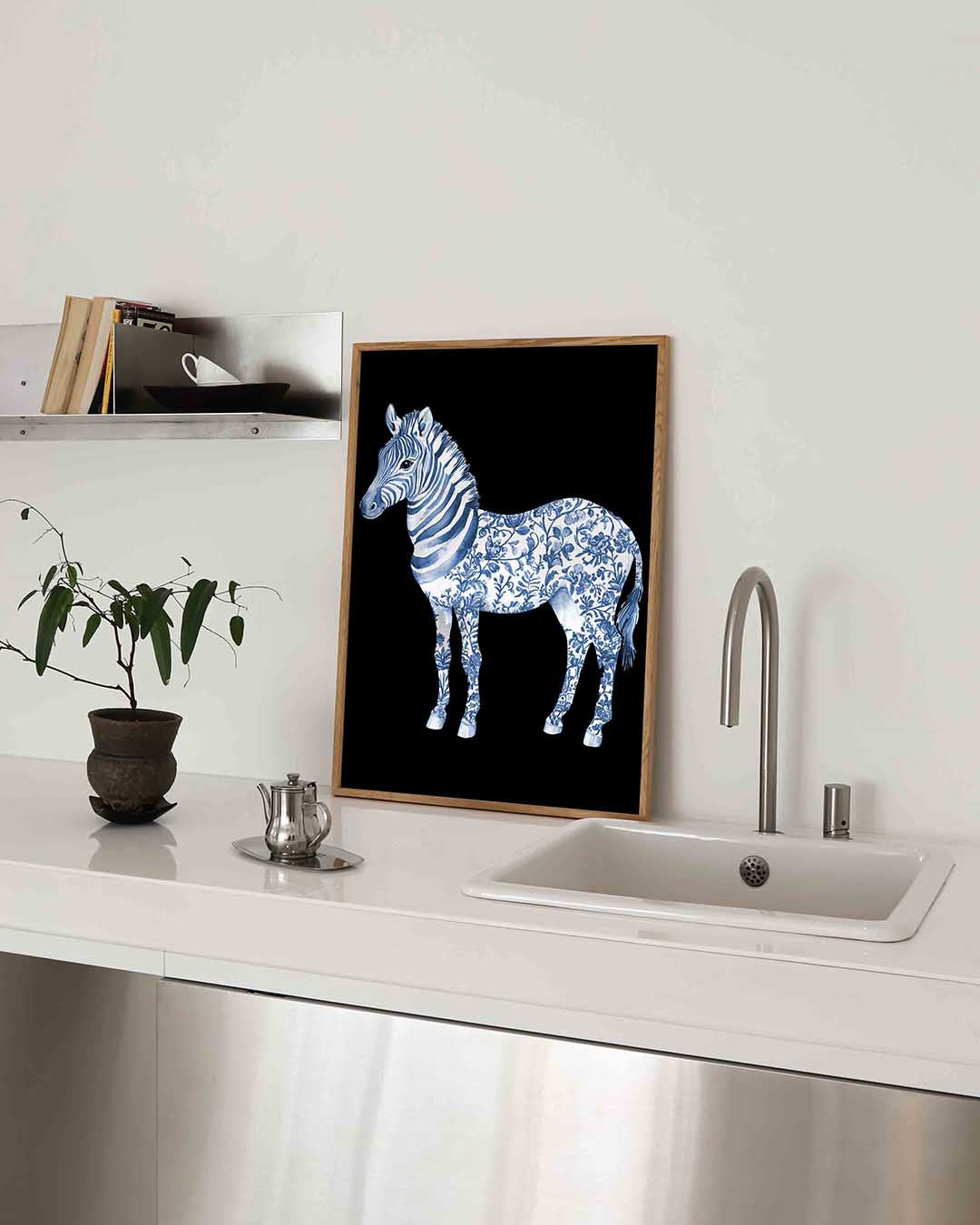 Blauwe zebra – blauw-witte poster in staand formaat