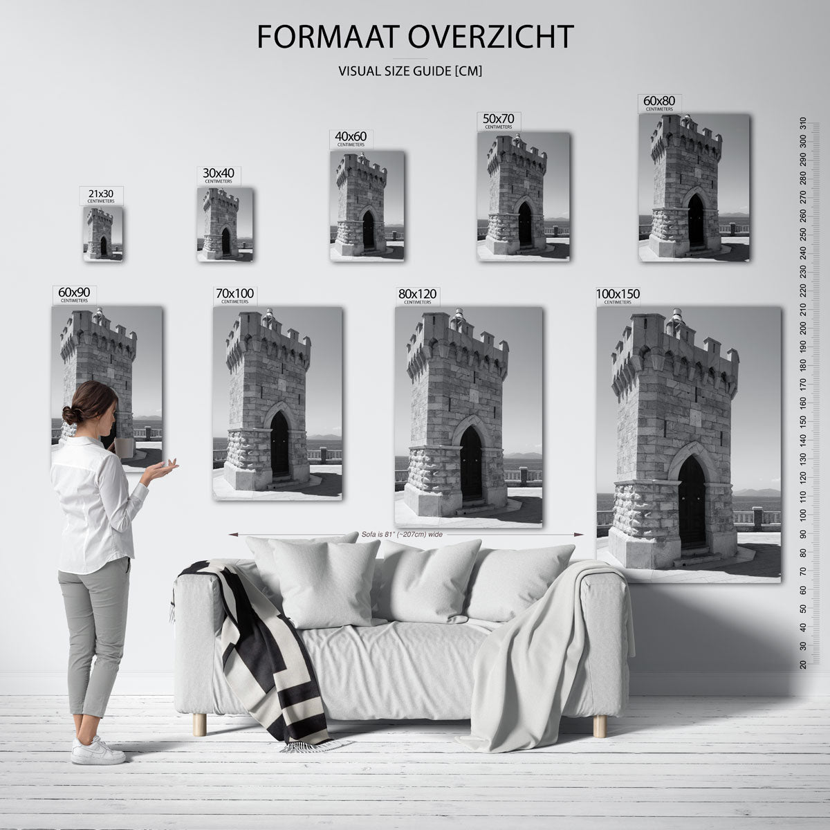 Toren poster – sfeerbeeld – deze poster toont een stenen toren met een deur, omringd door een zee en bergen. De zwart-wit