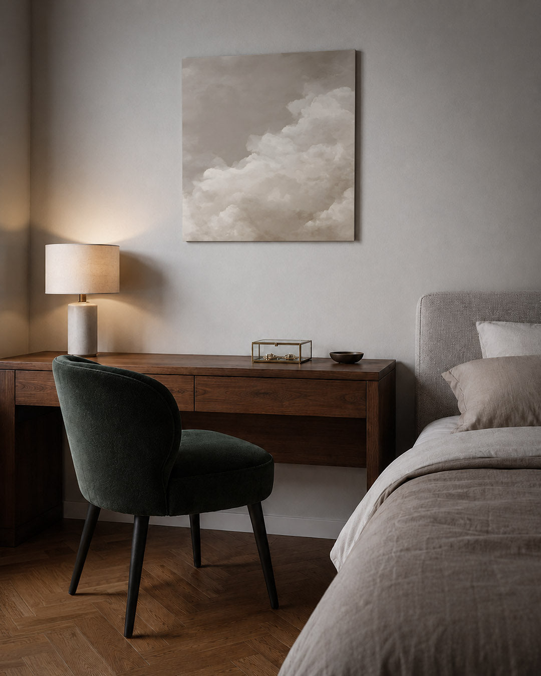 Zachte wolken kunstwerk – sfeerbeeld – dit kunstwerk toont een compositie van zachte, vloeiende vormen in beige en wit, die