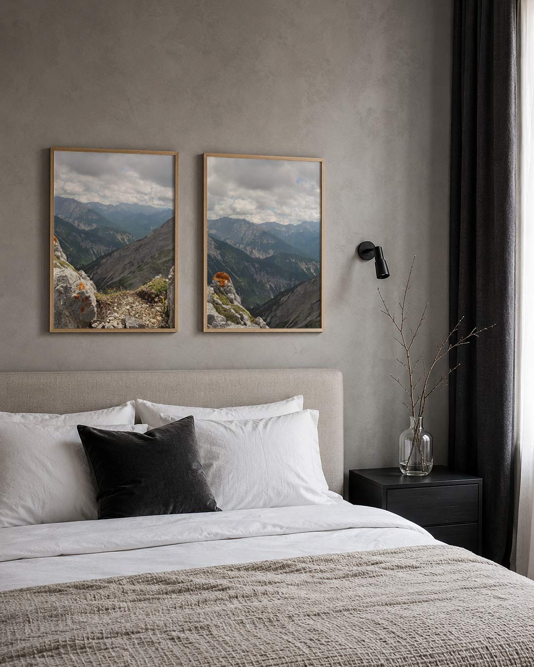 Berglandschap en wolken posterset – derde productweergave – rotsachtige voorgrond met oranje mos, groene bergen in de verte