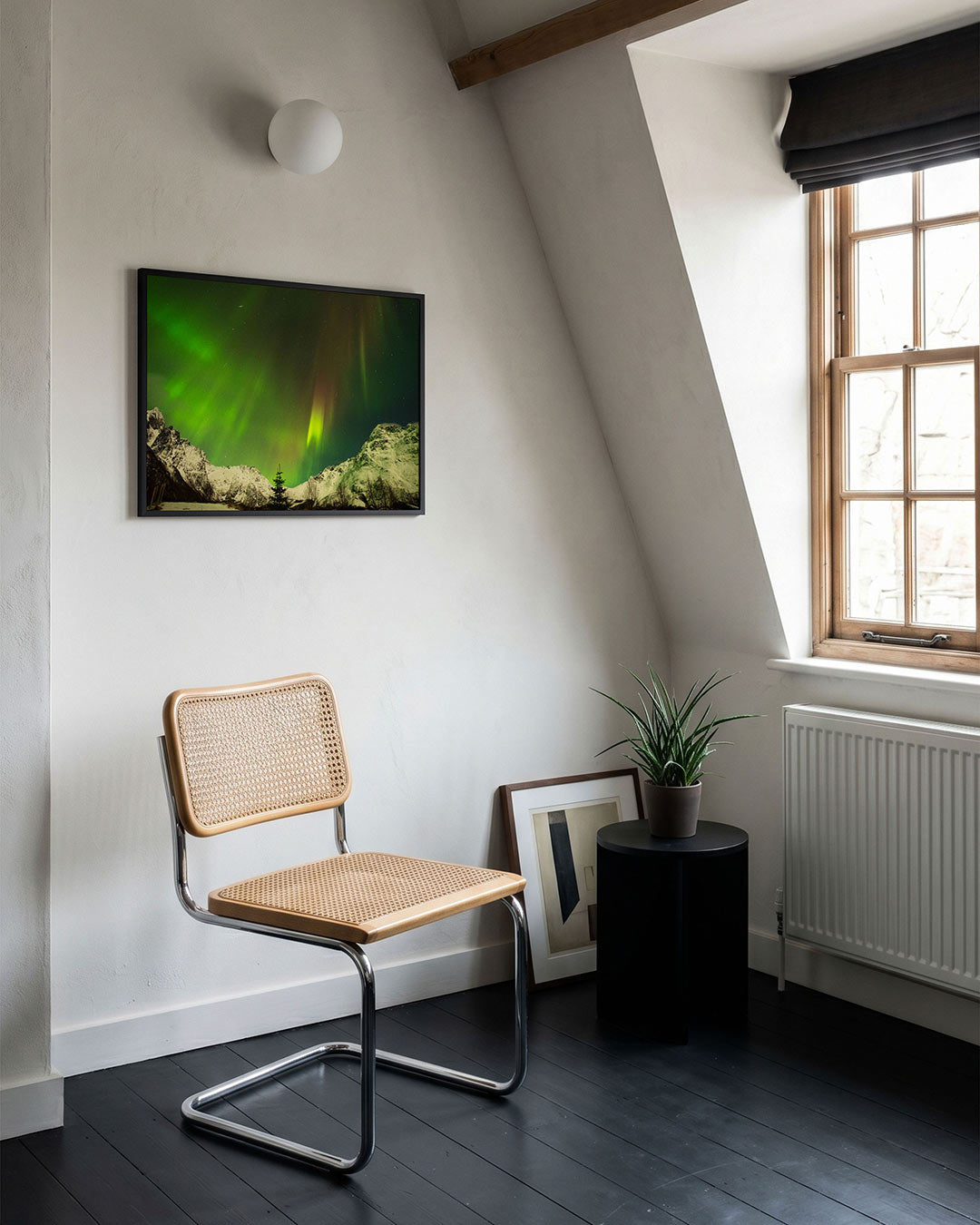 Noorderlicht boven bergen poster – tweede productweergave – deze poster toont een adembenemend landschap met groene en gele