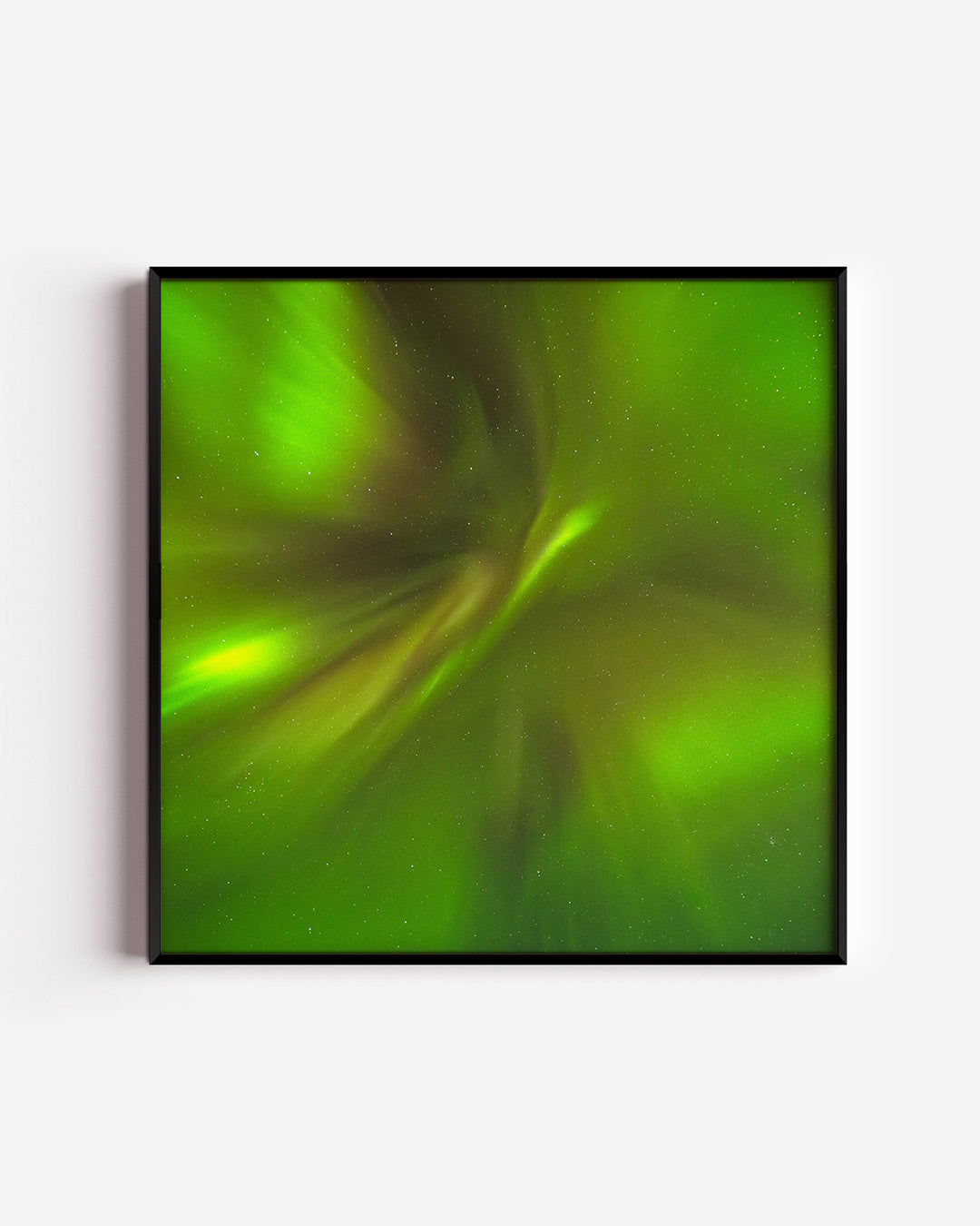 Groene lichtslierten poster – vierkante wanddecoratie – deze poster toont een dynamisch spel van groene lichtslierten tegen