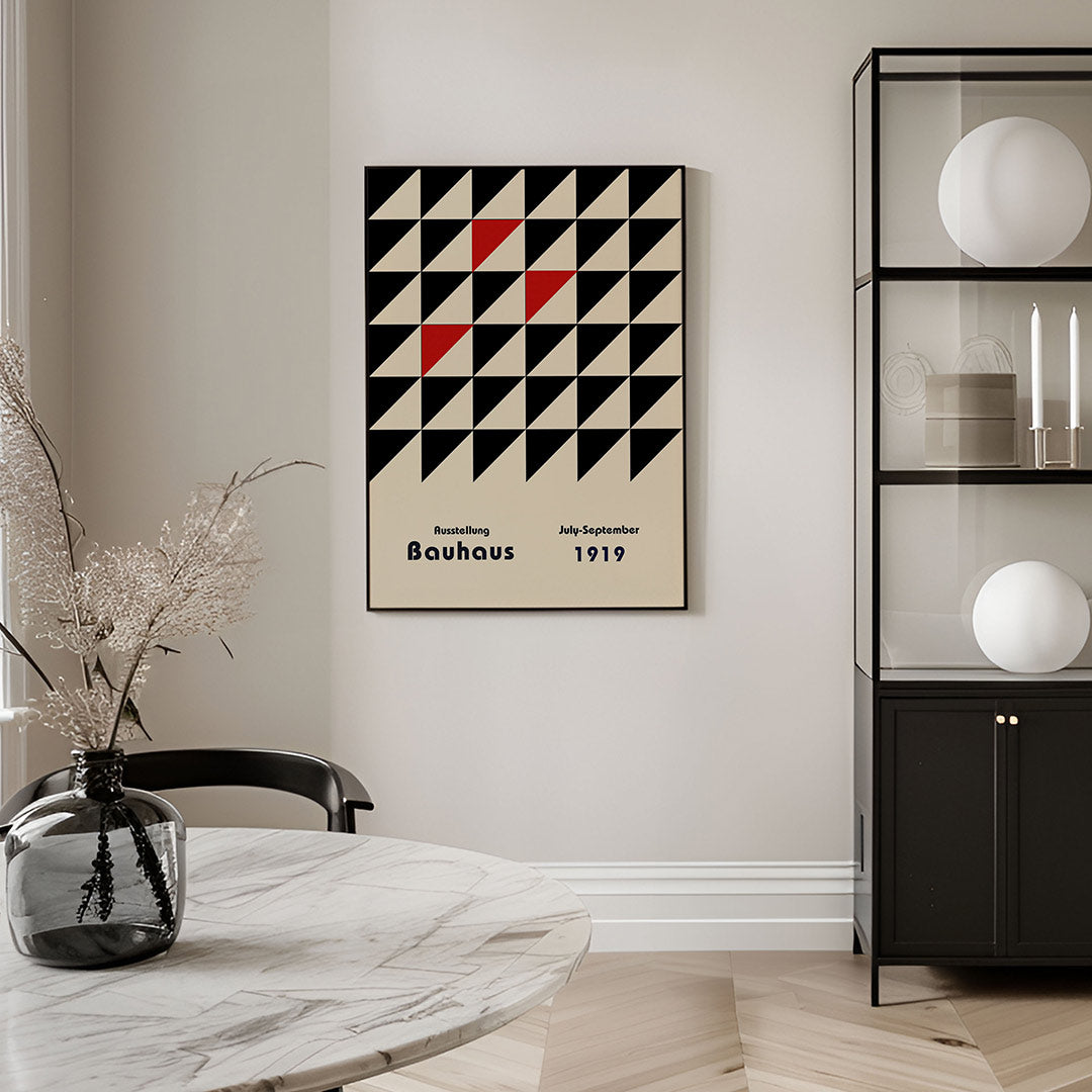 Driehoekpatroon en tekst – geometrische Bauhaus poster in staand formaat