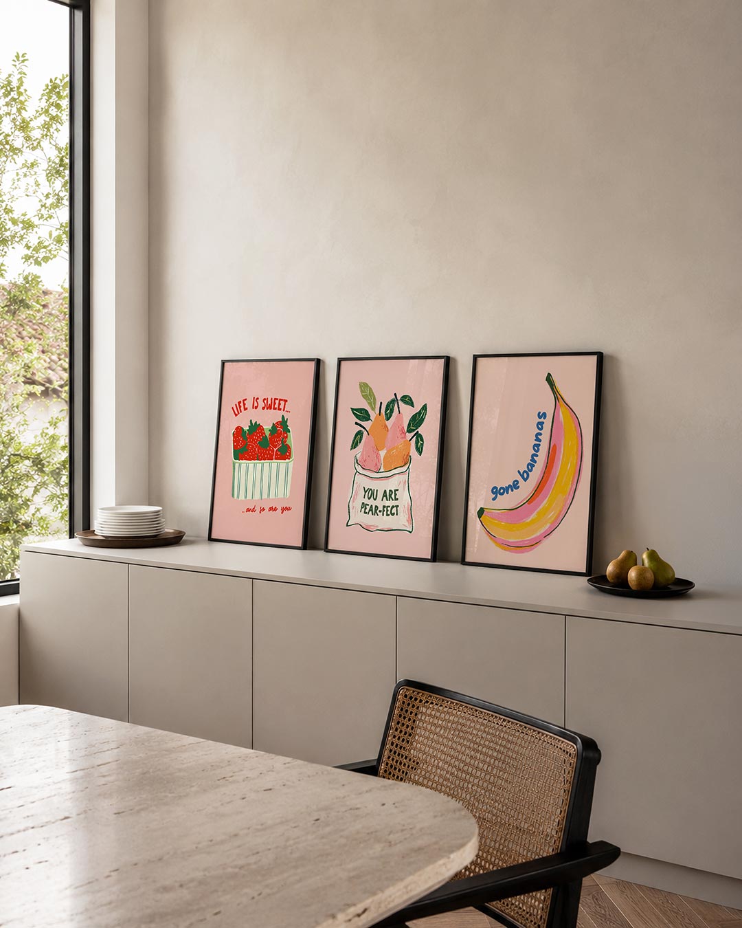 Zoete boodschap posterset – detailweergave – een roze achtergrond met een mandje vol rode aardbeien