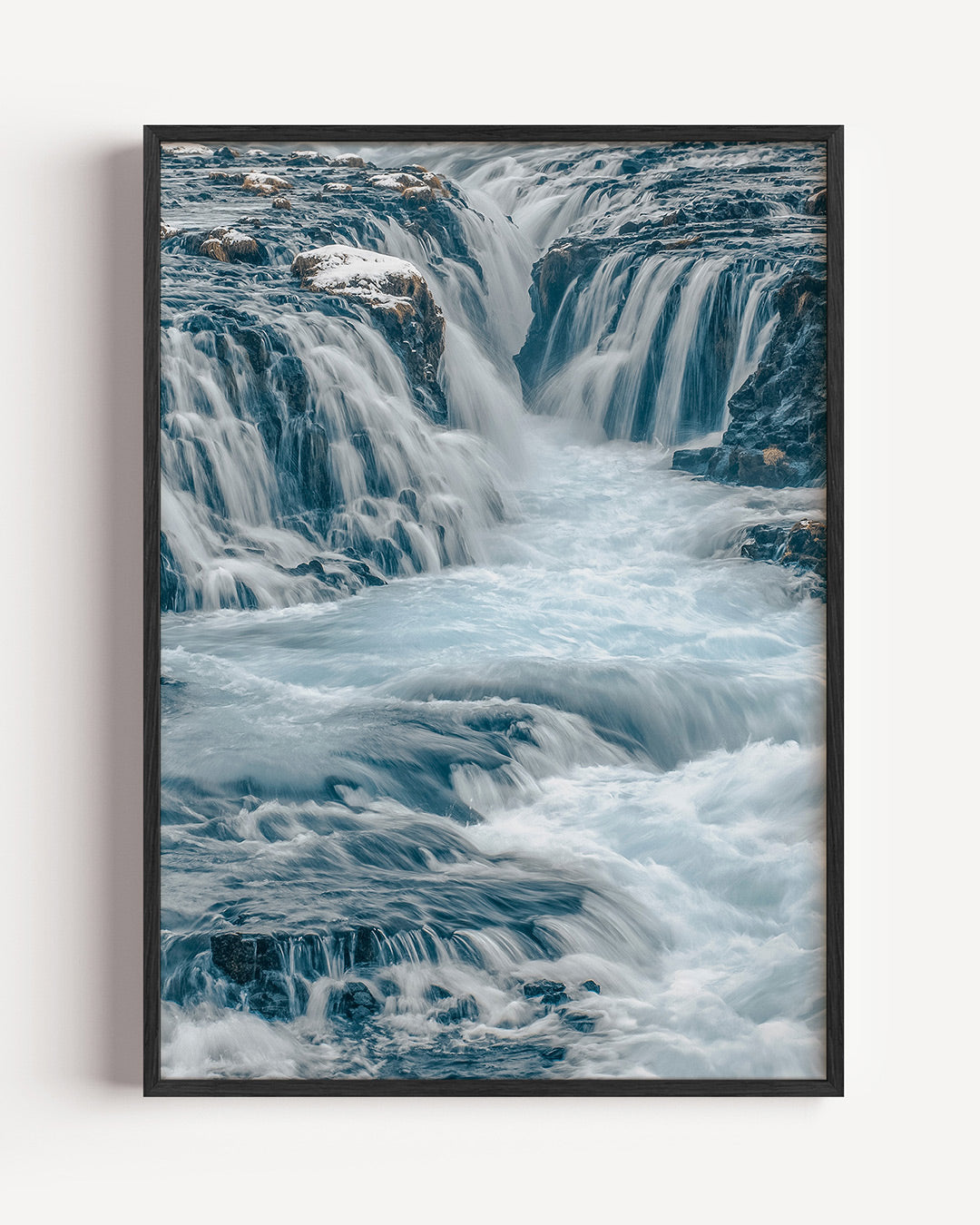 Dynamische waterval poster – portret wanddecoratie – deze poster toont een krachtige waterval met stromend water over donkere