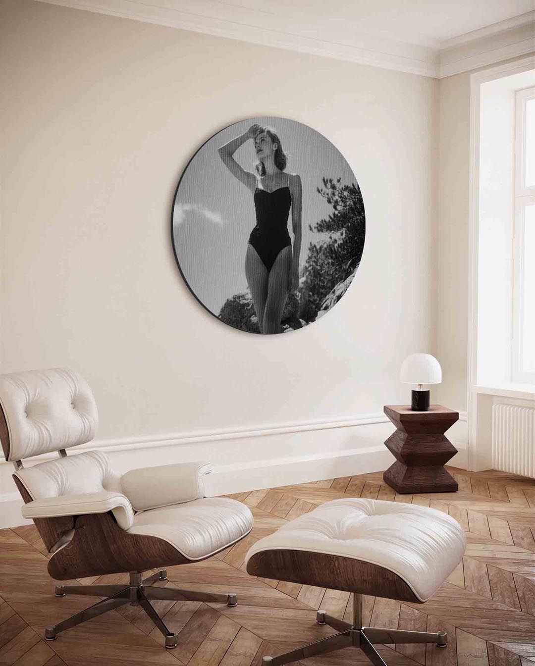 Vrouw in badpak – moderne ronde wanddecoratie van WallArtistic