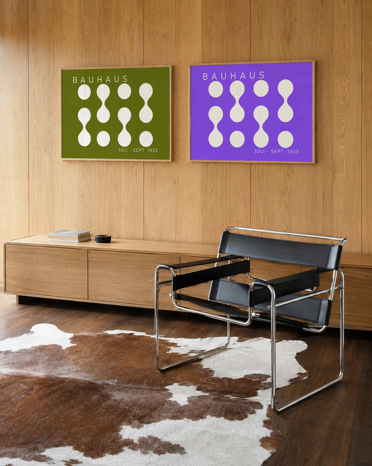 Interieurmockup van tweedelige landscape-posterset met witte cirkels olijf en violet