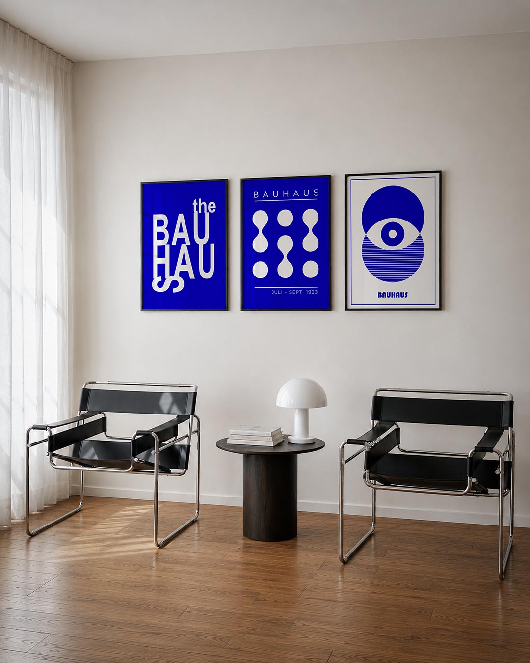 Typografisch blauw driedelige posterset – deze posterset in drie delen speelt met witte letters op een diepblauwe